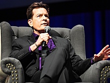 Fox News: на актера Чарли Шина напала соседка и начала душить его