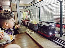 Как макеты паровозов устроились работать официантами