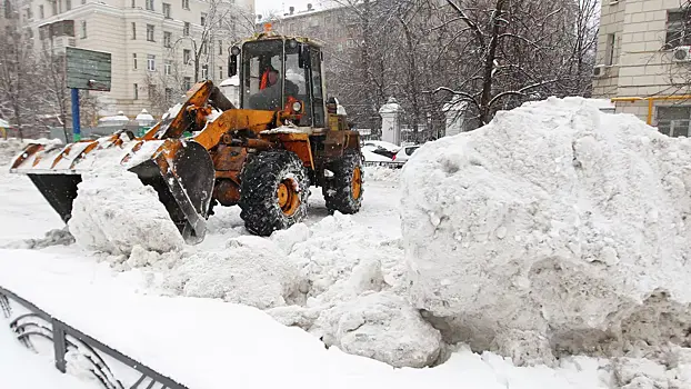 Московских водителей призвали не мешать работе спецтехники во время снегопада