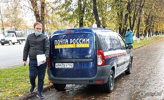 Работник "Почты России" с плохо надетой маской нарушил ПДД в центре Кемерова