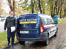 Работник "Почты России" с плохо надетой маской нарушил ПДД в центре Кемерова