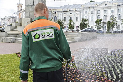 В Твери ухаживают за газонами, цветниками и готовятся к посадке живой изгороди на бульваре Цанова