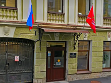 В Петербурге полиция задержала подозреваемых в краже флага города со здания Контрольно-счётной палаты