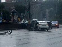 На Петроградке автомобилист втолкнул авто другого в подземный переход