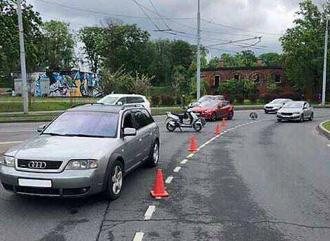 На площади Василевского скутерист врезался в машину и попал в больницу