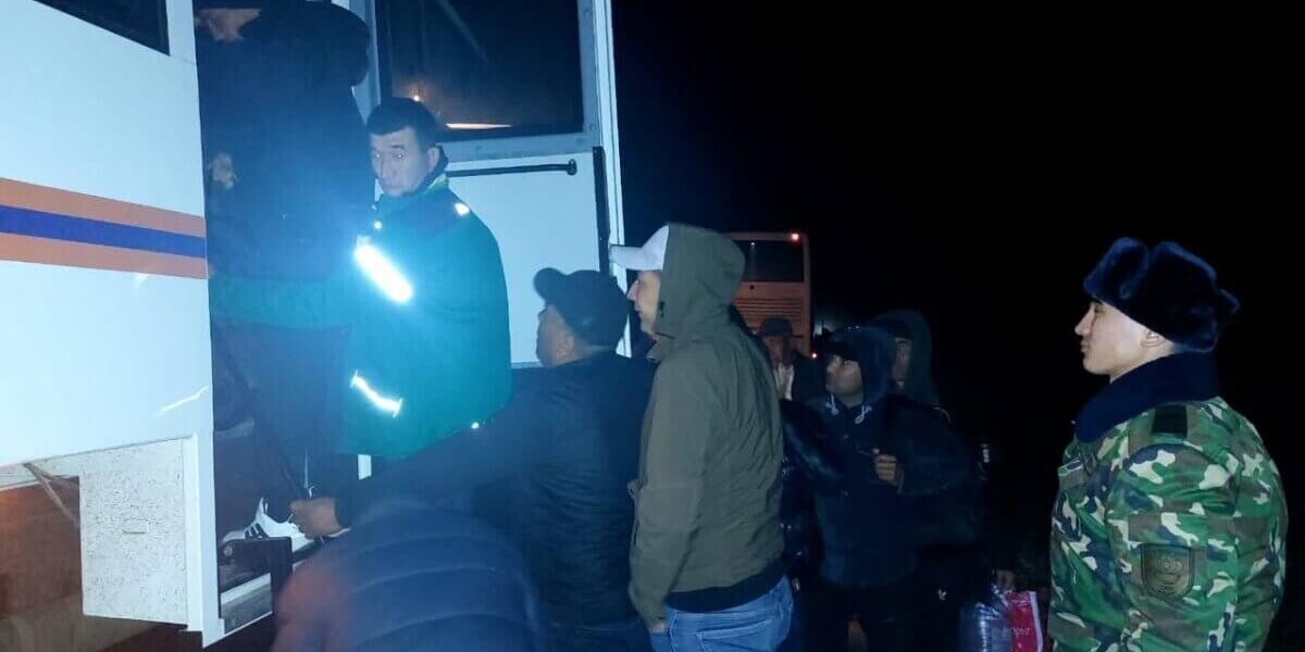 Автобус с гражданами Узбекистана застрял на трассе в Казахстане, пассажиров эвакуировали