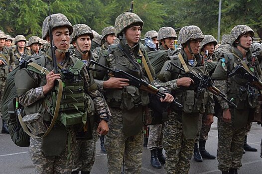 Военные поблагодарили Назарбаева за повышение зарплаты