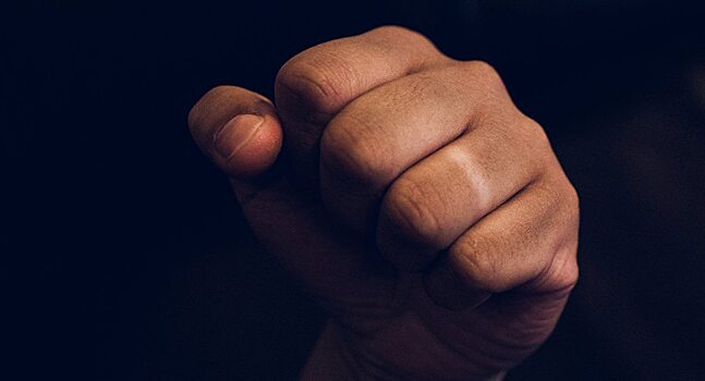 В Калининске водитель сломал челюсть пешеходу, который медленно переходил дорогу