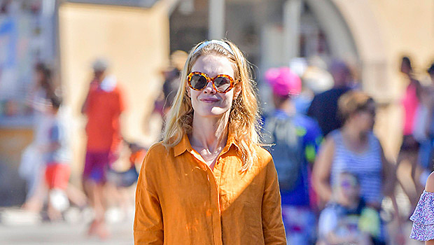Оранжевый - хит сезона: Наталья Водянова в платье-рубашке на прогулке в Сен-Тропе