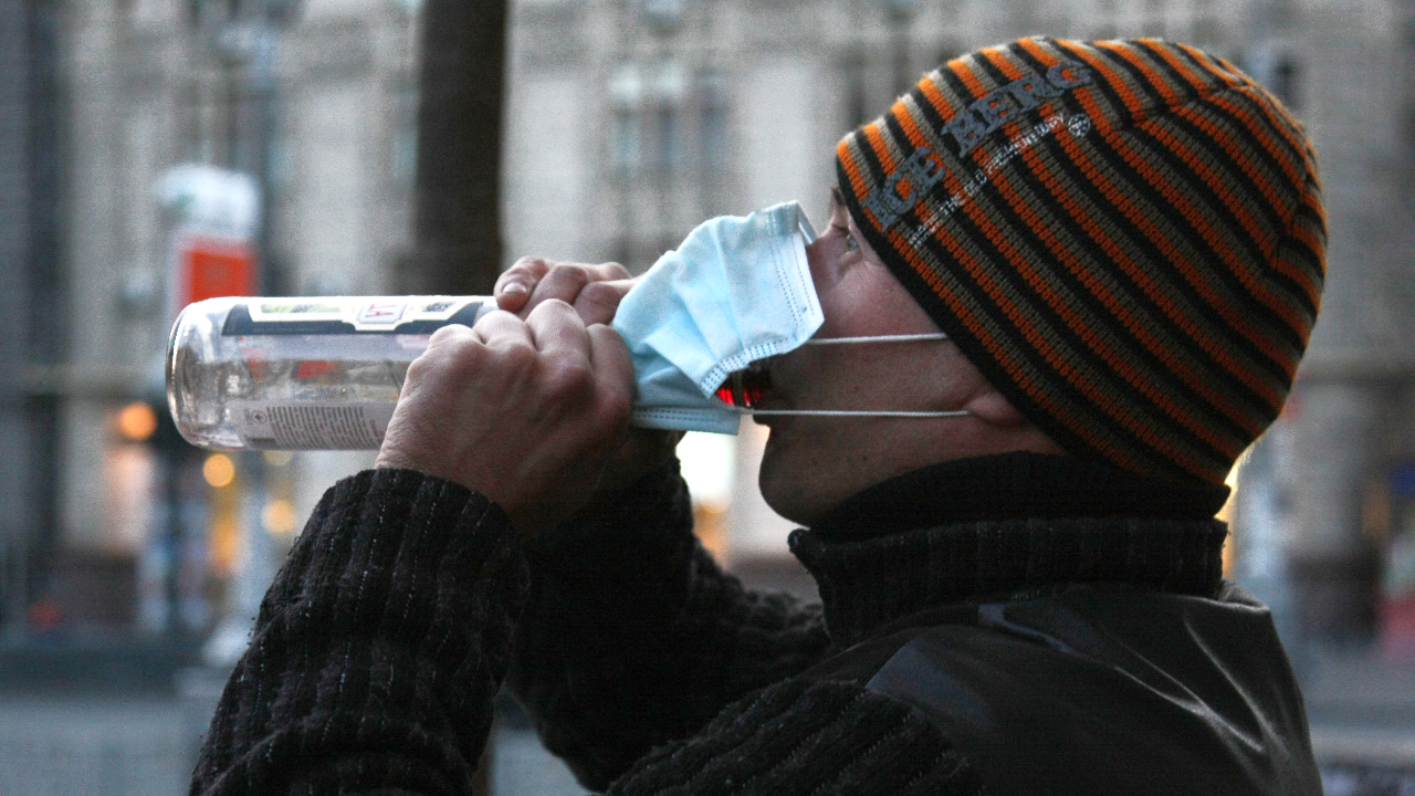 Юрист напомнил россиянам о наказании за распитие алкоголя в общественных местах