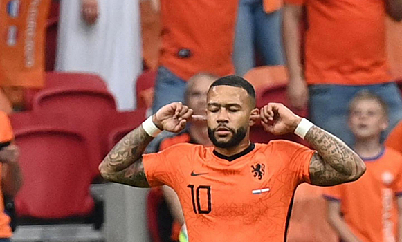 Экс-игрок сборной Нидерландов назвал причины, почему Депай не заиграет в "Барселоне"