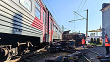 В Санкт-Петербурге электричка врезалась в грузовик, головной вагон разбит