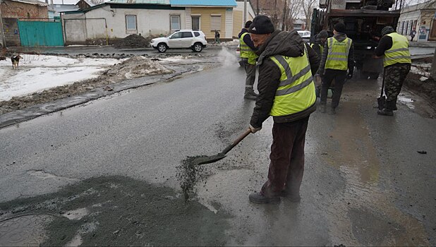 В Оренбурге проводится ямочный ремонт дорог