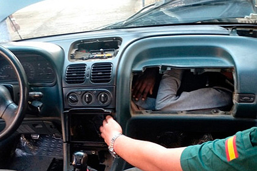 Мигранты попытались пересечь границу в бардачке автомобиля