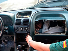 Мигранты попытались пересечь границу в бардачке автомобиля