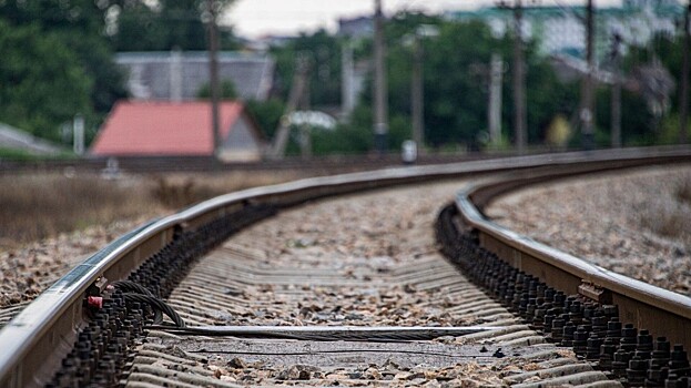 Грузовые вагоны сошли с рельсов на Урале