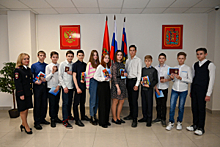 В Красноярском крае полицейские вручили паспорта 12 юным россиянам