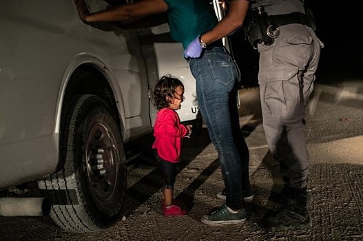 Снимок плачущей на границе США девочки выиграл World Press Photo