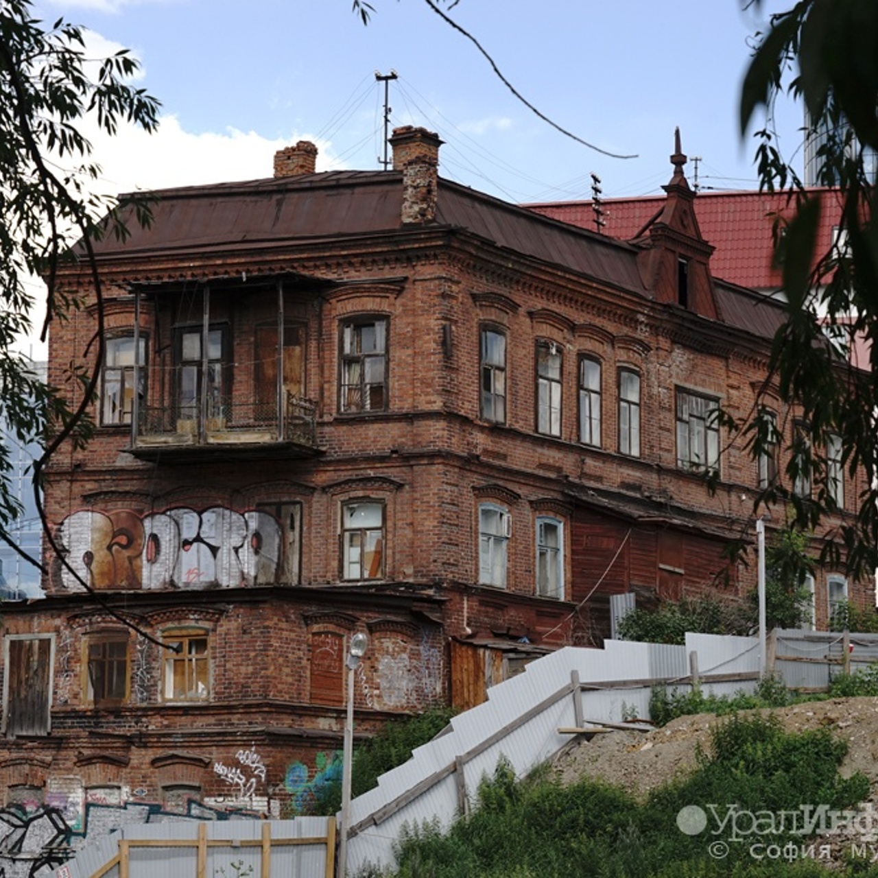 Екатеринбургский Косой дом начали демонтировать - Рамблер/новости