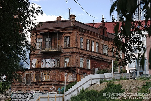 Екатеринбургский Косой дом начали демонтировать
