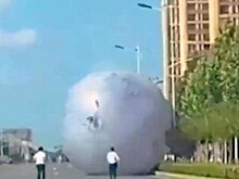 Гигантская надувная луна напугала китайцев