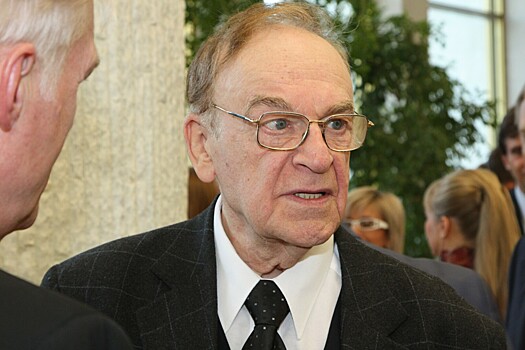 Табличка и сухие цветы: на могиле диктора Кириллова четыре года не могут установить памятник