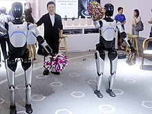 Вучич пообещал провести военный парад с тысячами роботов