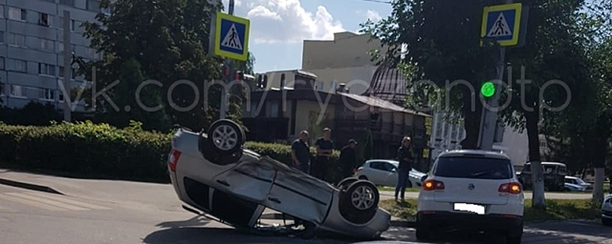 В результате ДТП в Рязани перевернулась машина