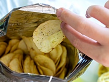 В ОП предложили маркировать чипсы и газировку как опасные для здоровья