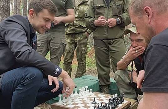 Гроссмейстер приехал в зону СВО и сыграл в шахматы с бойцами на передовой