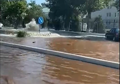 Возле Александро-Мариинской больницы фонтан забил из-под земли