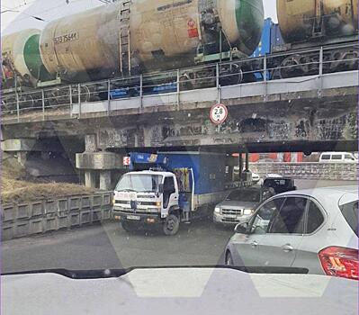 Фура застряла под мостом в Екатеринбурге