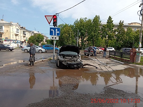 В Копейске на перекрестке произошло ДТП с участием пяти машин, одна загорелась