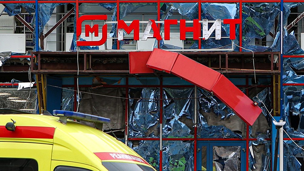 Торговый центр, в котором находятся магазин "Магнит" и аптека, поврежденный в результате ракетной атаки со стороны ВСУ по Белгороду