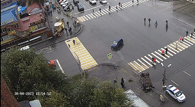 В Челябинске каршеринговый автомобиль влетел на тротуар и сбил двух пешеходов