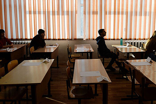 Угрожала ножом: пьяная мать заперла педагогов ее детей