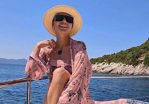 Ляйсан Утяшева в купальнике покаталась на яхте