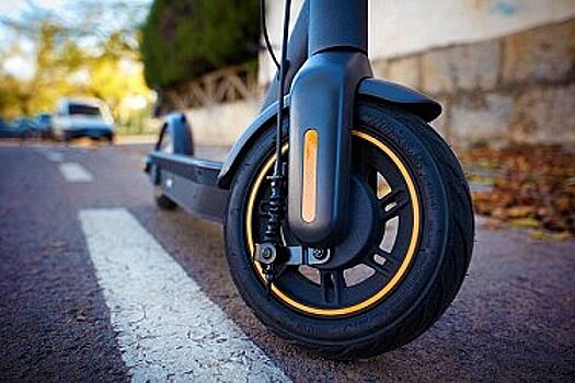 Несовершеннолетняя на электросамокате попала под машину в Хабаровске