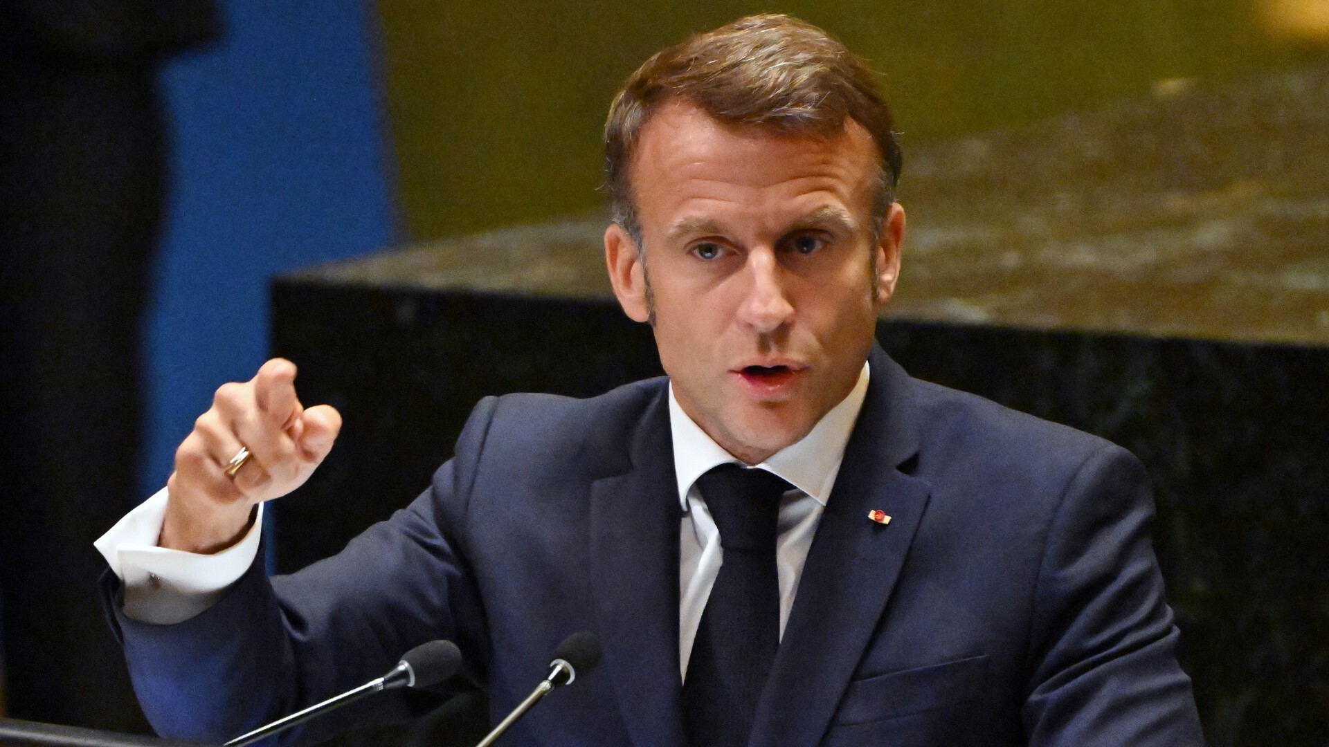 На волоске от импичмента: почему Макрон угрожает России расплатой