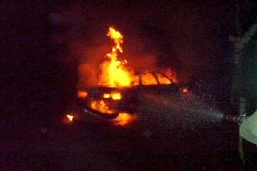 Два автомобиля сгорели за ночь в Рязани