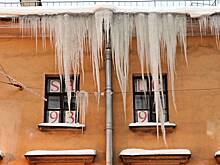 В российском городе ледяной глыбой снесло балкон дома