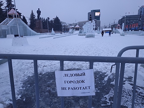 В Челябинске из-за тёплой погоды демонтируют фигуру в ледовом городке