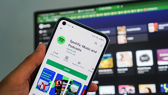 Spotify вложит $100 млн в развитие контента после скандала с антипрививочным подкастом