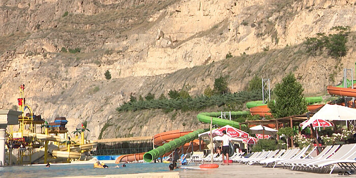 Купальный сезон в Ашхабаде: новый аквапарк приводит любителей плавания в восторг