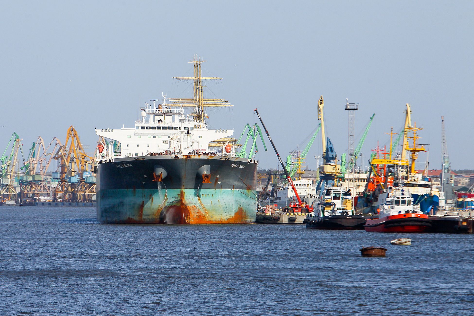 В Латвии сообщили о дрейфующем нидерландском судне с опасным грузом