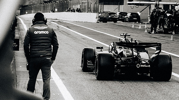 Новая машина Aston Martin в Формуле 1 выехала на тесты