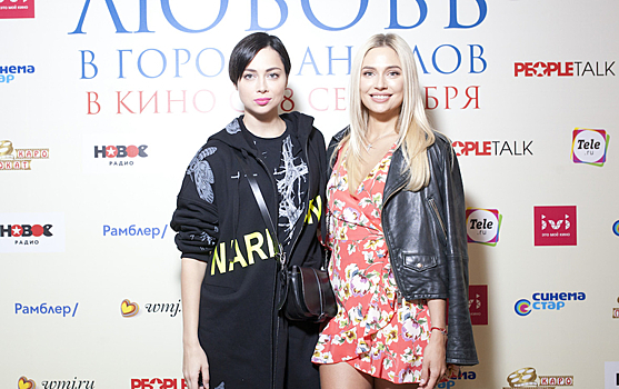Рудова пришла на премьеру своего нового фильма в мини, Самбурская — в макси, а Седокова — в топе без нижнего белья