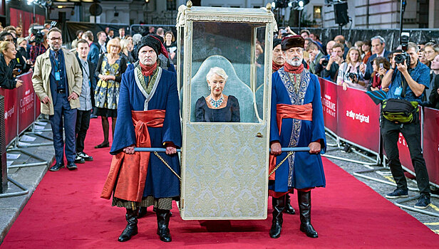 Королева красной дорожки: Хелен Миррен внесли на премьеру на паланкине