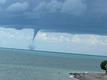 Отдыхающие в Сочи и Туапсе сняли, как смерчи «водят» хоровод