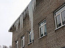 Видео: В Ярославле с дома сбили пятиэтажную сосульку